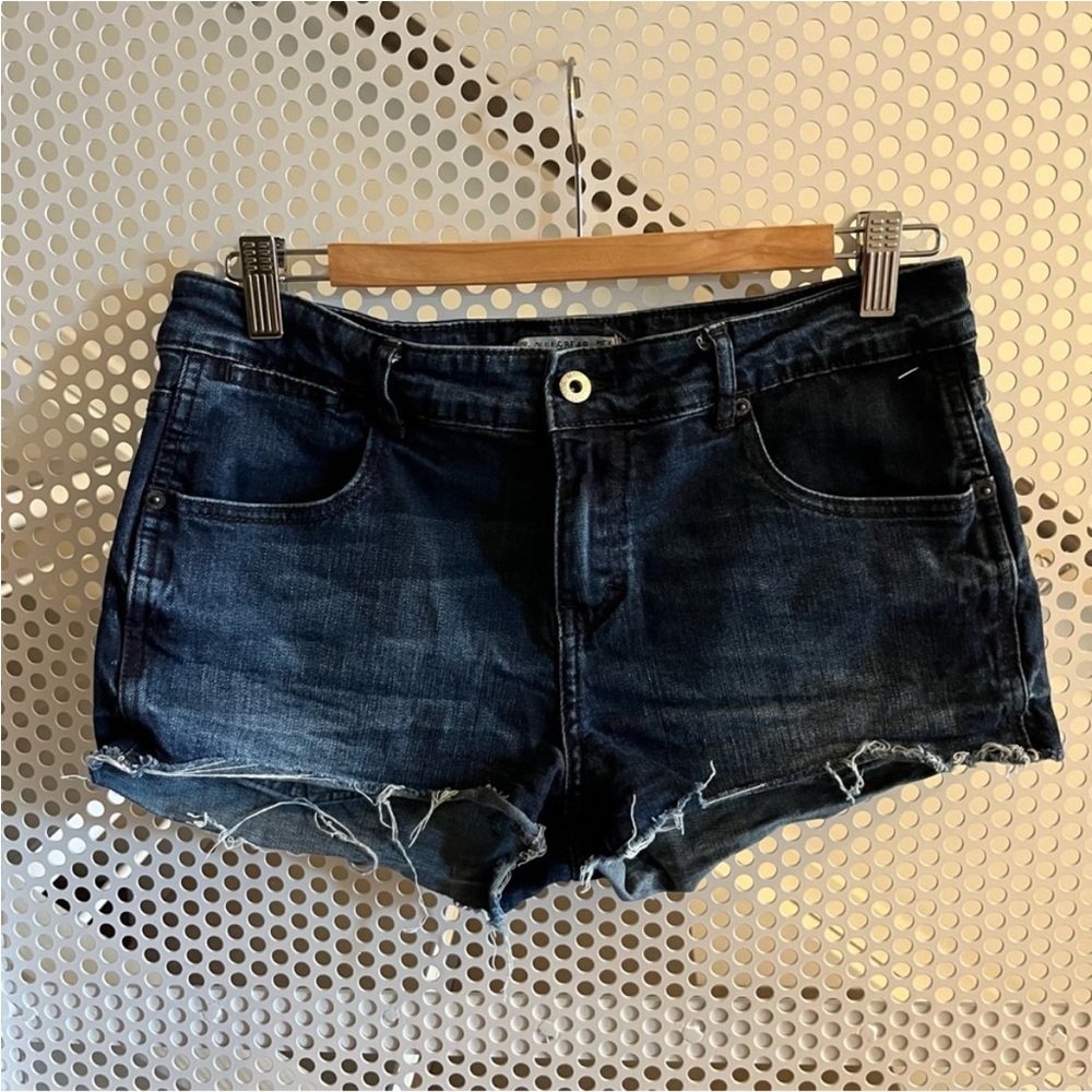 Pull&Bear Blue Denim Jean Shorts Size 28 Dark Wash, raw hem, short shorts GUC